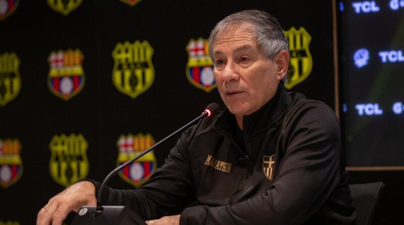 Ariel Holan en rueda de prensa, destacando la importancia de ganar títulos para un equipo grande.