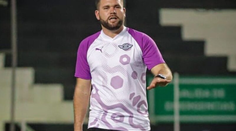 Ariel Galeano, entrenador del Club Libertad, busca la final de la Sudamericana con su equipo.