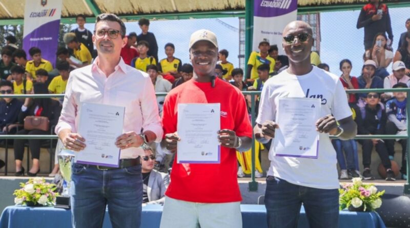 Moisés Caicedo se une al Ministerio de Deporte para apoyar a los jóvenes ecuatorianos.