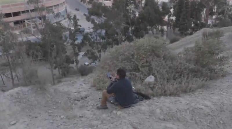 Un periodista boliviano fue sorprendido grabando el entrenamiento de Liga de Quito desde una montaña cercana. La situación se viralizó en redes sociales.