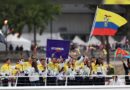 La delegación ecuatoriana desfila en la inauguración de los Juegos Olímpicos de París 2024, listos para competir.