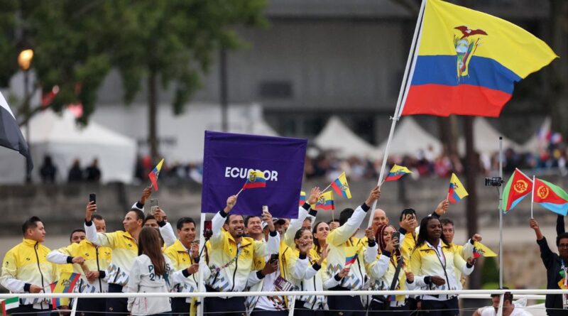 La delegación ecuatoriana desfila en la inauguración de los Juegos Olímpicos de París 2024, listos para competir.