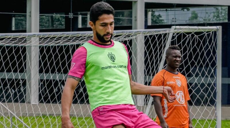 Jeison Medina, delantero colombiano de IDV, comandará la ofensiva de los rayados ante Boca, que tiene 16 bajas en su plantel.