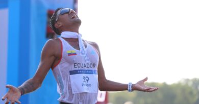 Daniel Pintado celebra tras llegar a la meta y ganar la medalla de oro en los 20 km marcha de París 2024.