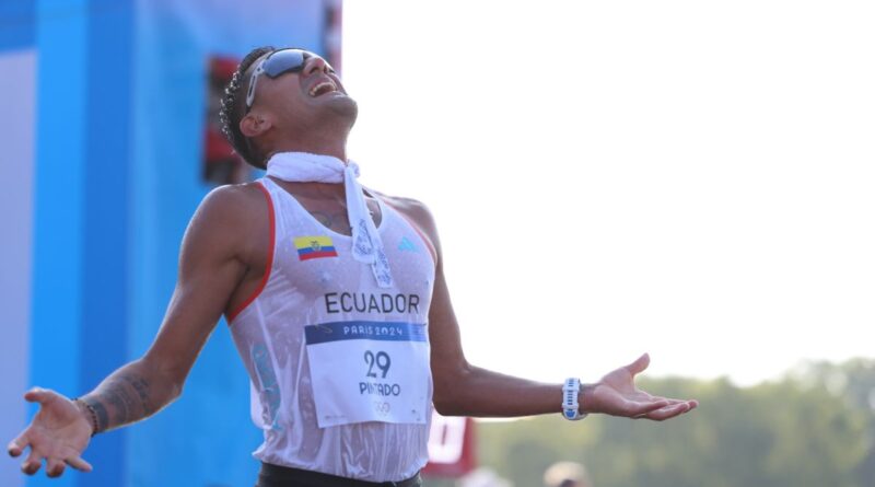 Daniel Pintado celebra tras llegar a la meta y ganar la medalla de oro en los 20 km marcha de París 2024.