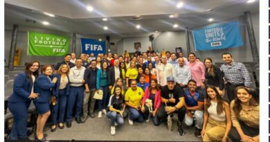 Sebastián Beccacece completó su estadía en Guayaquil con una charla con el personal administrativo de la FEF.