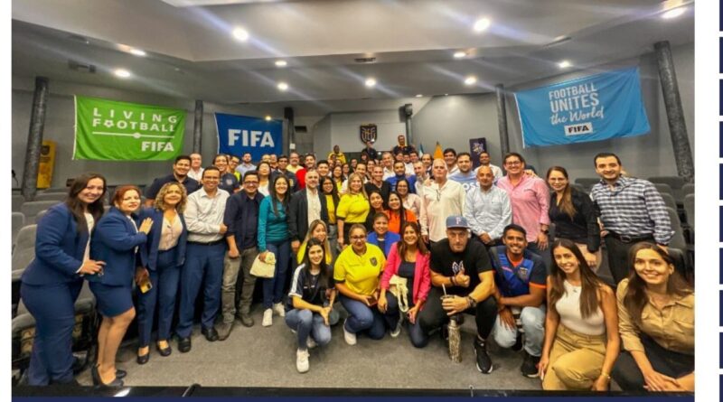 Sebastián Beccacece completó su estadía en Guayaquil con una charla con el personal administrativo de la FEF.