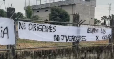 Los aficionados de Emelec acudieron al Polideportivo de Samanes para expresar su malestar con el presidente del club.