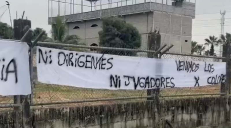 Los aficionados de Emelec acudieron al Polideportivo de Samanes para expresar su malestar con el presidente del club.