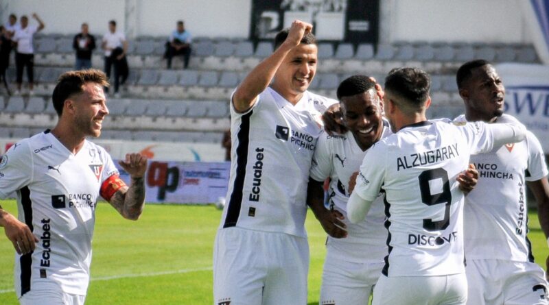 Pablo Sánchez, DT de LDU, alineará el clásico 1-4-3-3 para recibir a Lanús en la ida de los octavos de final de la Sudamericana.