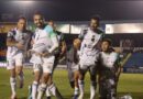 Adolfo Muñoz celebra el gol que le dio la victoria a Macará frente a Libertad en el Estadio Reina del Cisne.