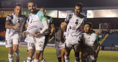 Adolfo Muñoz celebra el gol que le dio la victoria a Macará frente a Libertad en el Estadio Reina del Cisne.