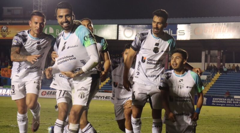 Adolfo Muñoz celebra el gol que le dio la victoria a Macará frente a Libertad en el Estadio Reina del Cisne.