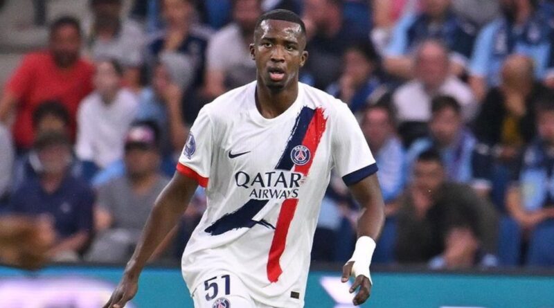 Willian Pacho en acción durante su debut con el PSG, donde se destacó en la victoria 4-1 contra Le Havre.