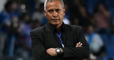 Hernán Torres, exDT de Emelec, está preparando una demanda por impagos, lo que podría acarrear problemas legales para el club.