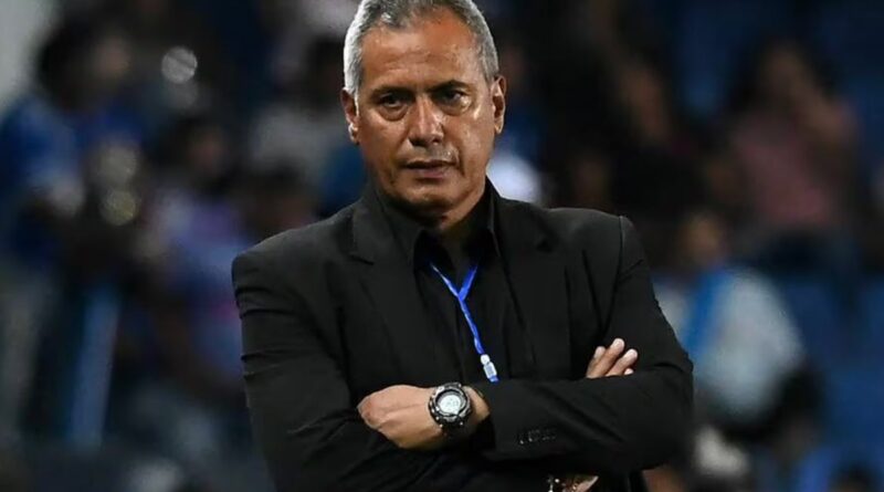 Hernán Torres, exDT de Emelec, está preparando una demanda por impagos, lo que podría acarrear problemas legales para el club.