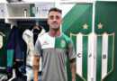 Damián Díaz posa con la camiseta de Banfield tras firmar su contrato hasta 2025, marcando su regreso al fútbol argentino.