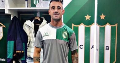 Damián Díaz posa con la camiseta de Banfield tras firmar su contrato hasta 2025, marcando su regreso al fútbol argentino.