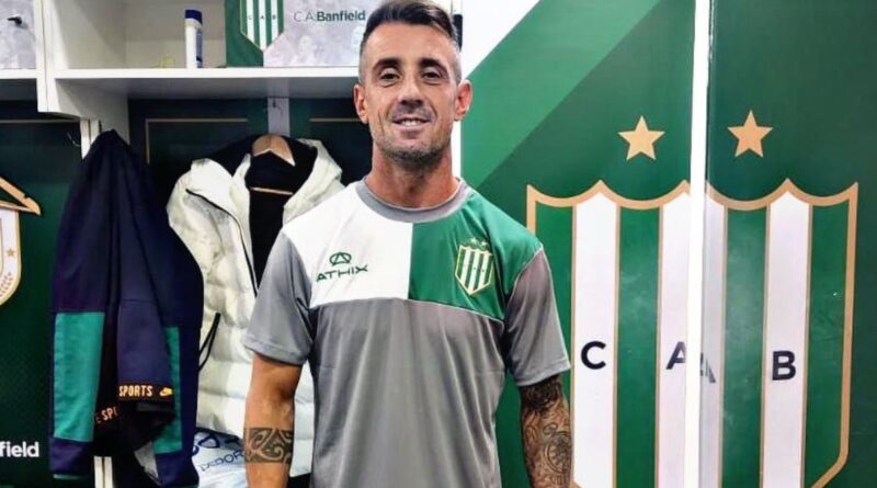 Damián Díaz posa con la camiseta de Banfield tras firmar su contrato hasta 2025, marcando su regreso al fútbol argentino.