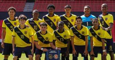 La selección Sub-17 de Ecuador celebra su victoria 4-1 sobre Costa Rica en el debut de Juan Carlos Burbano como DT.