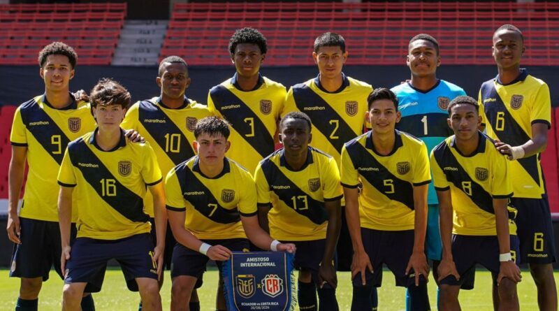 La selección Sub-17 de Ecuador celebra su victoria 4-1 sobre Costa Rica en el debut de Juan Carlos Burbano como DT.