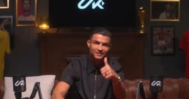 Cristiano Ronaldo celebra con su familia tras recibir la placa dorada de YouTube por conseguir el primer millón de suscriptores en su canal oficial.