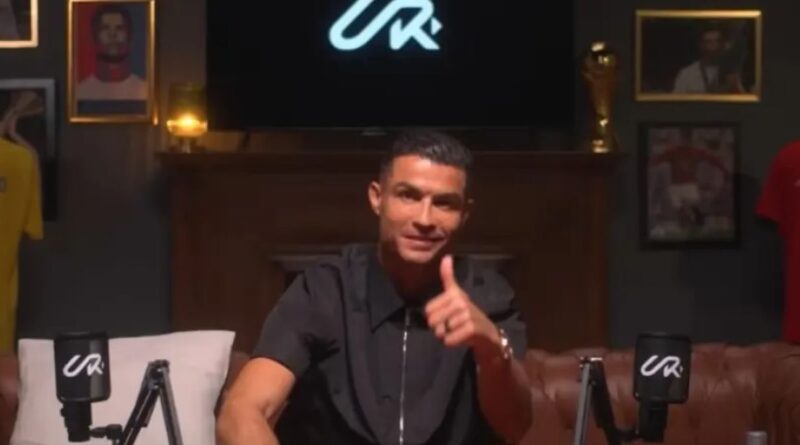 Cristiano Ronaldo celebra con su familia tras recibir la placa dorada de YouTube por conseguir el primer millón de suscriptores en su canal oficial.