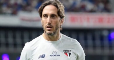 Luis Zubeldía lleva a São Paulo a cuartos de final de la Libertadores mientras su ex equipo, LDU, cae en la Sudamericana.