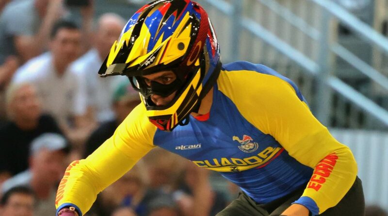 Alfredo Campo selló su clasificación a semifinales del BMX Racing masculino luego de tres rondas que lo ubicaron en el puesto 7 de la general.