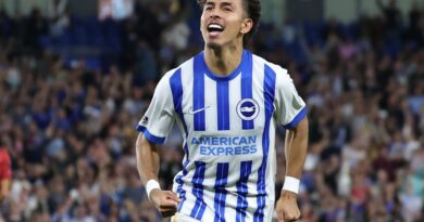 Jeremy Sarmiento hizo un golazo con Brighton en la Carabao Cup. Pervis Estupiñán ya jugó con el equipo británico.