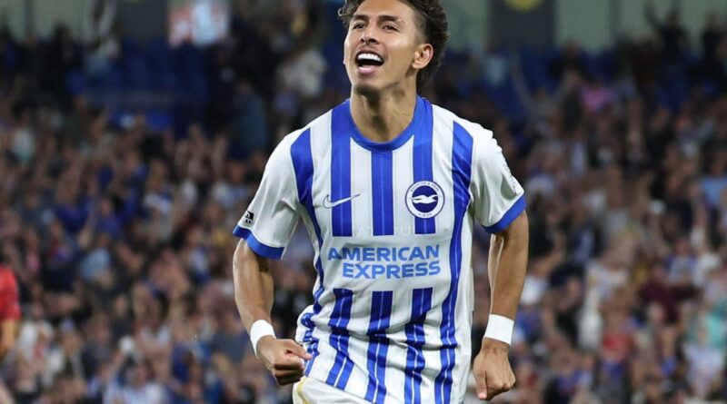 Jeremy Sarmiento hizo un golazo con Brighton en la Carabao Cup. Pervis Estupiñán ya jugó con el equipo británico.