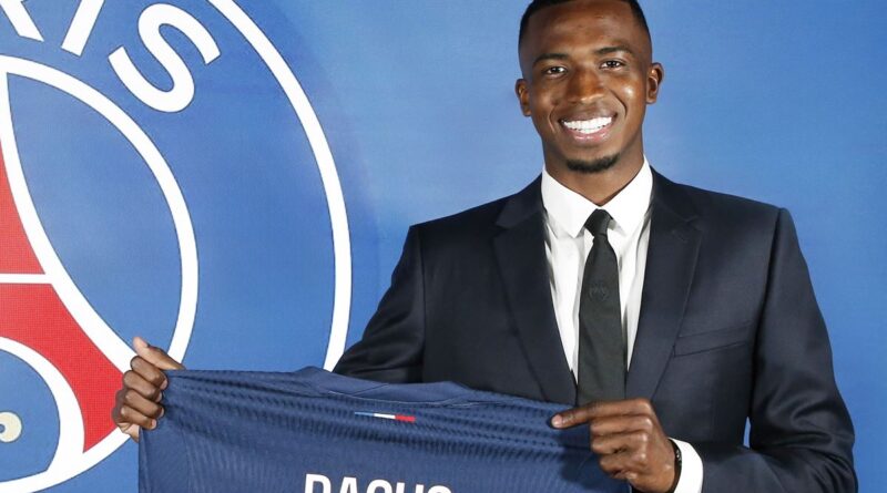 Willian Pacho fichó por el París Saint Germain a cambio de 44 millones de dólares. Será el primer ecuatoriano en jugar por el PSG.