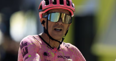 Richard Carapaz continúa fuerte en la Vuelta a España