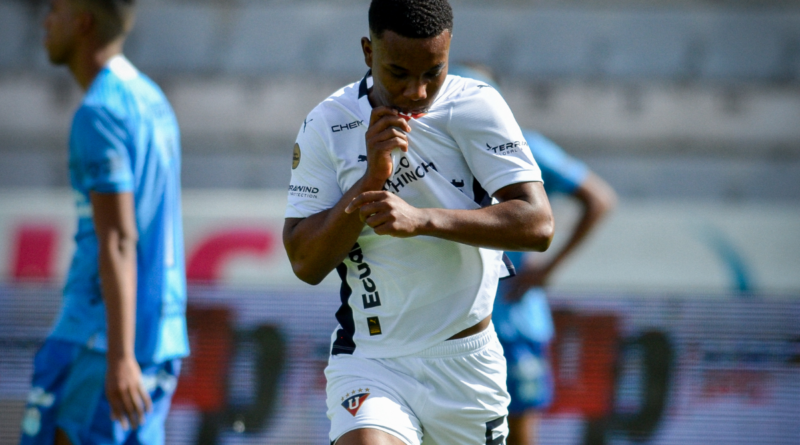 Óscar Zambrano se despide de LDU con un golazo