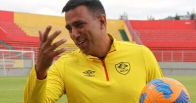 César Farías reclama su deuda salarial a Aucas, llevando el caso a la FIFA, que falló a su favor.