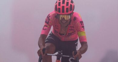 Richard Carapaz, en acción durante la etapa 16 de la Vuelta a España, demuestra su determinación y habilidad en la montaña.