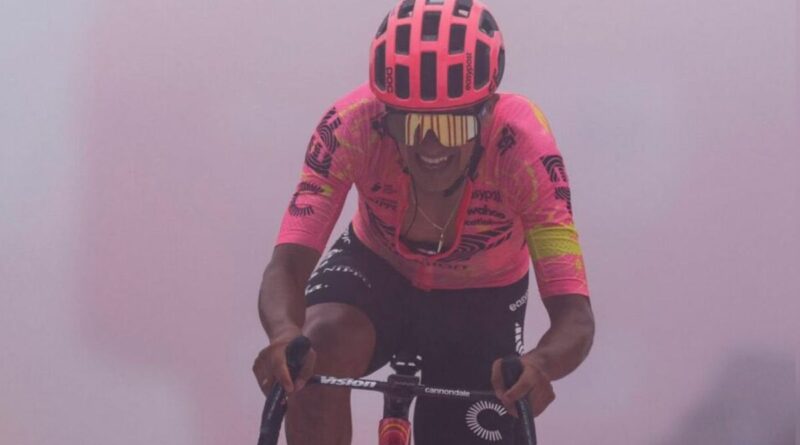 Richard Carapaz, en acción durante la etapa 16 de la Vuelta a España, demuestra su determinación y habilidad en la montaña.