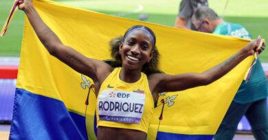 Kiara Rodríguez, doble campeona paralímpica en París 2024, tras obtener el oro en salto de longitud T46/47 y 100 metros planos, haciendo historia para Ecuador.