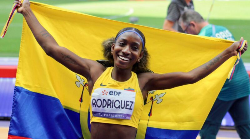 Kiara Rodríguez, doble campeona paralímpica en París 2024, tras obtener el oro en salto de longitud T46/47 y 100 metros planos, haciendo historia para Ecuador.