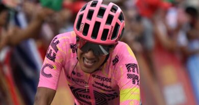 Richard Carapaz se mantiene en la lucha por el podio en la Vuelta a España, mientras Primož Roglič se consolida como líder.