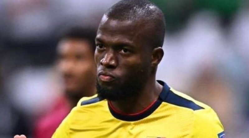 Enner Valencia celebra su gol ante Perú, rompiendo una sequía de seis años sin anotar en Quito.