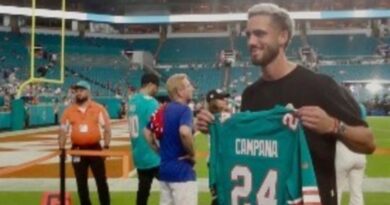 Leonardo Campana fue homenajeado por los Miami Dolphins durante el partido en el Hard Rock Stadium.