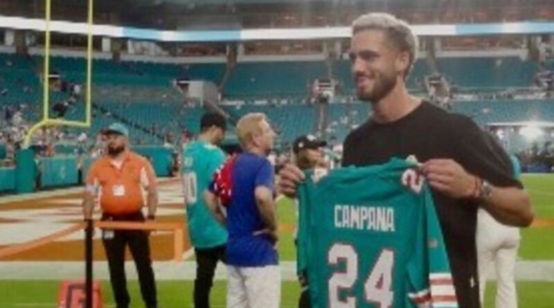 Leonardo Campana fue homenajeado por los Miami Dolphins durante el partido en el Hard Rock Stadium.