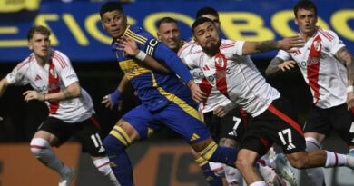 Manuel Lanzini marca un gol decisivo en la victoria de River Plate sobre Boca Juniors en La Bombonera, asegurando tres puntos clave en el superclásico.