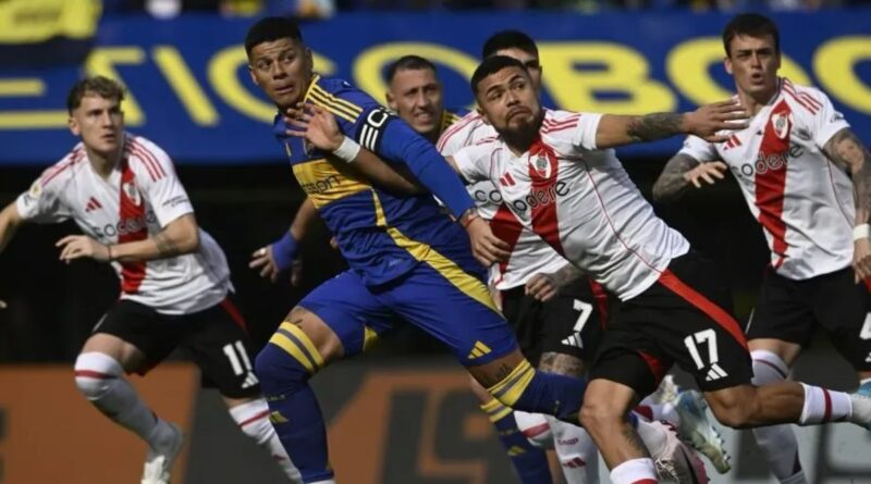 Manuel Lanzini marca un gol decisivo en la victoria de River Plate sobre Boca Juniors en La Bombonera, asegurando tres puntos clave en el superclásico.