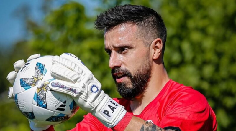 Hernán Galíndez, arquero de Huracán, se destaca como el menos goleado del torneo tras la victoria 3-0 contra Lanús.