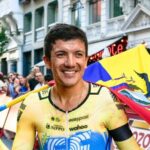 Richard Carapaz anuncia su ausencia en el Mundial de Ciclismo de Zúrich debido a una emergencia familiar.