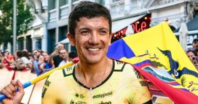 Richard Carapaz anuncia su ausencia en el Mundial de Ciclismo de Zúrich debido a una emergencia familiar.