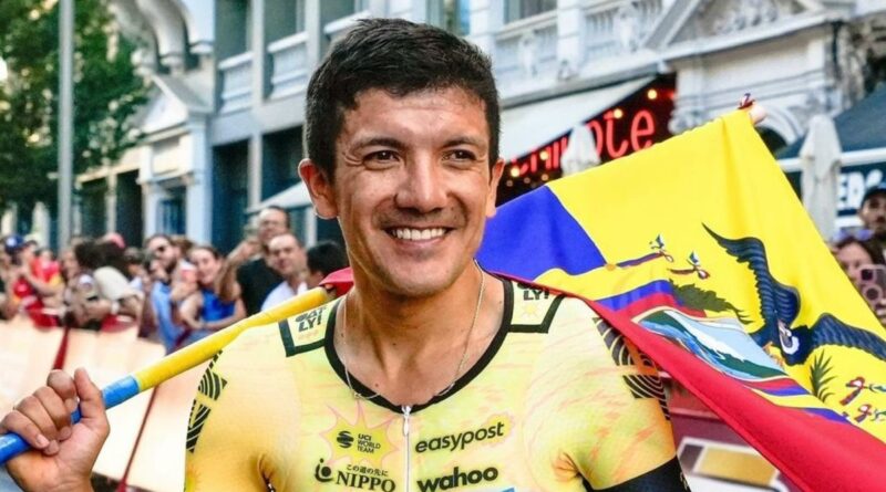 Richard Carapaz anuncia su ausencia en el Mundial de Ciclismo de Zúrich debido a una emergencia familiar.