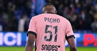 Willian Pacho, sólido en la defensa del PSG, fue titular en la victoria 3-1 sobre Rennes en la liga francesa.